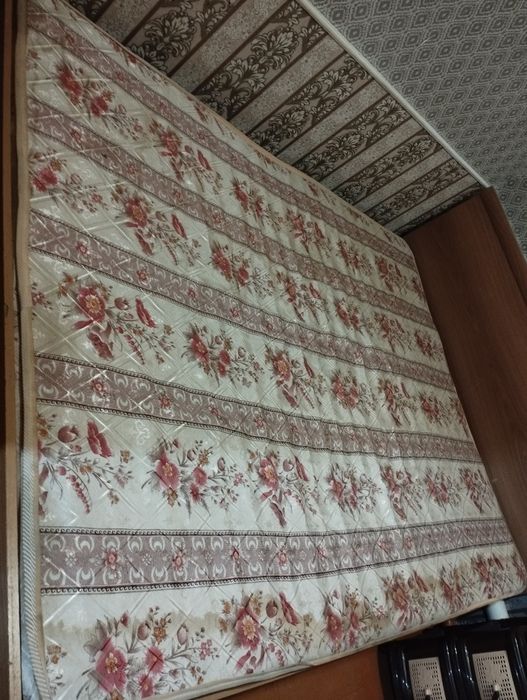 Продам спальную кровать.