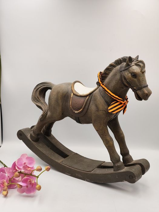 Антикварен, ръчно резбован и ръчно рисуван голям люлеещ се кон