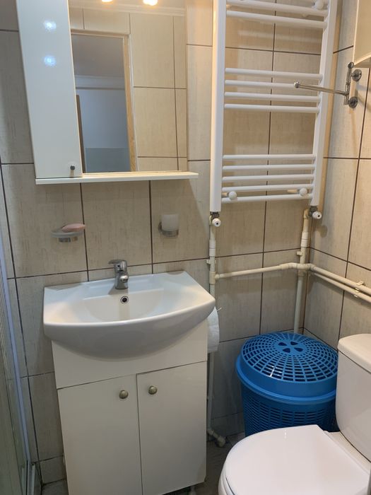 Închiriez garsonieră în Buzău Cartier Posta . Sunt 2 camere plus baie , bucatarie si centrala termica