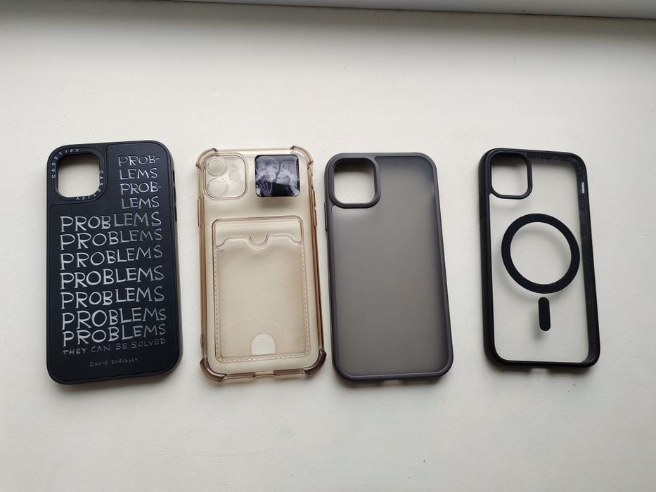 iPhone 11, в комплекте идут 4-чехла и защитное стекло