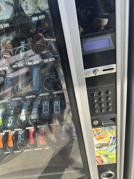 Вендинг автомат пакетирани стоки и напитки СПЕШНО