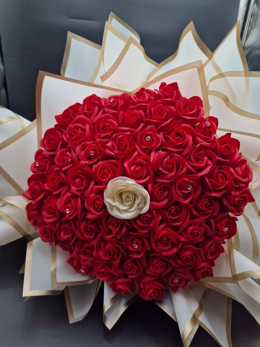 Buchet trandafiri de sapun in ambalaj bufant