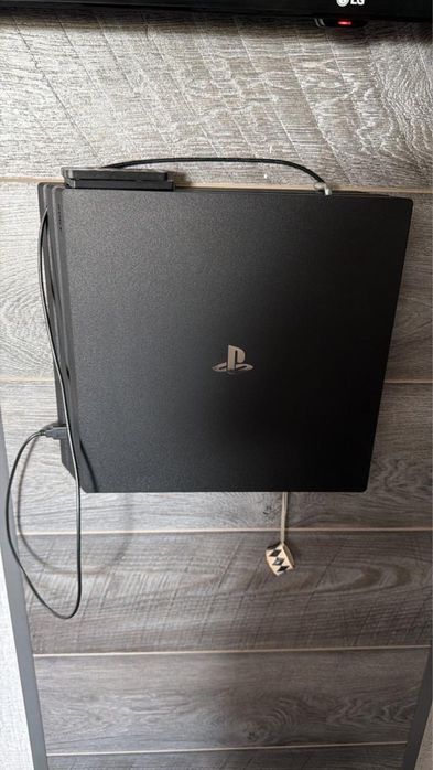 Продам PlayStation 4 Pro