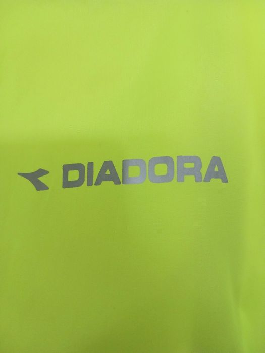 Продавам ветровка XL, DIADORA