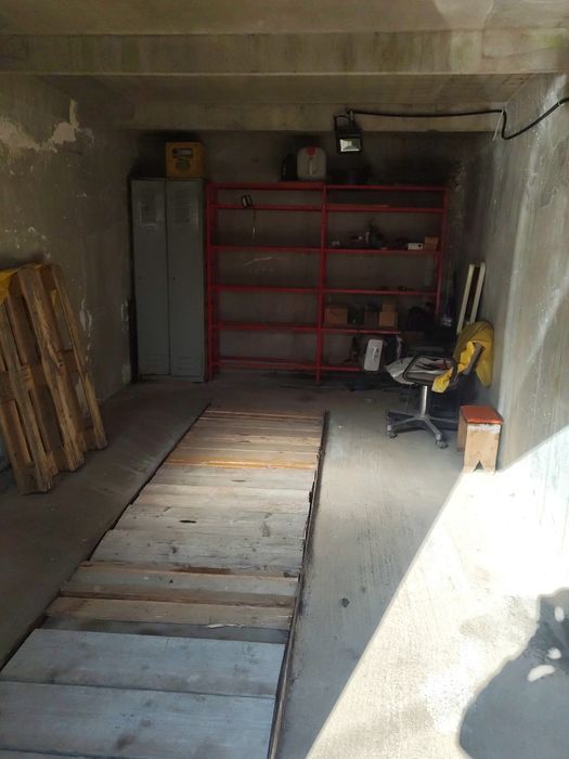 Închiriez teren 200mp+Garaj15mp,groapa ,curent +curte 200mp zona piata - Mai multe
