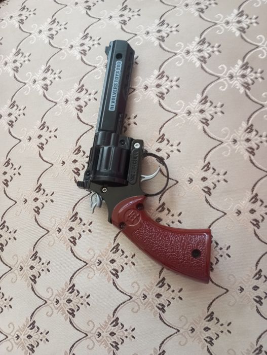 Револьвер игрушка пистоны