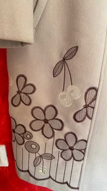 Palton lung bej cu flori marime 44