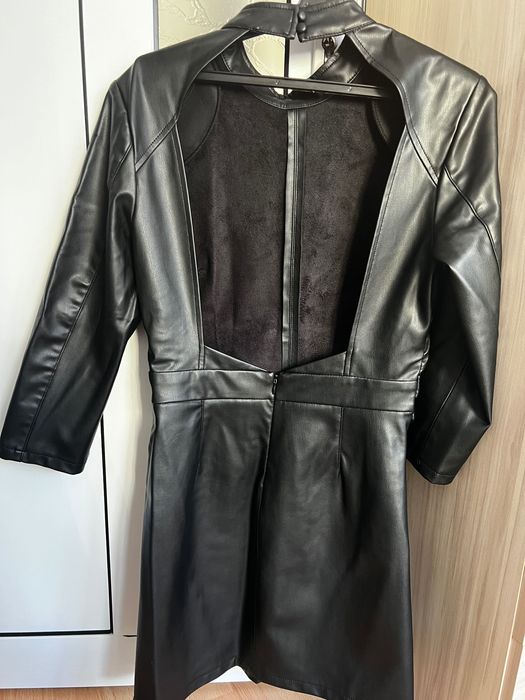 ZARA кожена рокля с гол гръб