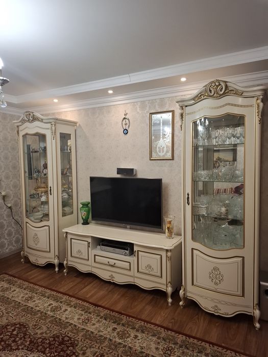 Стенка для гостиной с витринами и зеркалом