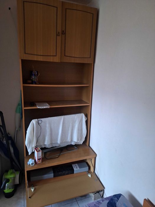 Подарявам шкафове от секции и две малки секции