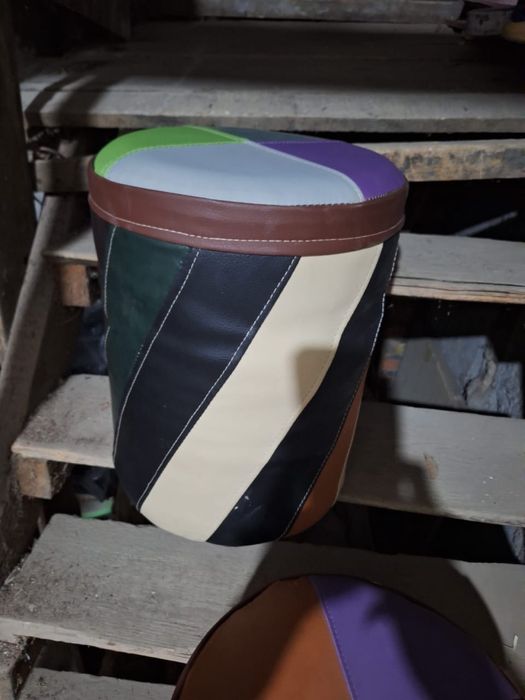 Холодильник, табуретка