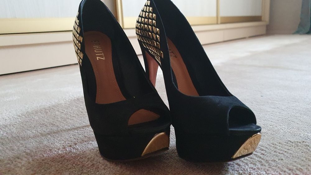 Продам туфли Schutz