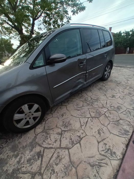 Vand VW TOURAN 1.9 TDI AN FABRICATIE 2009 avariat