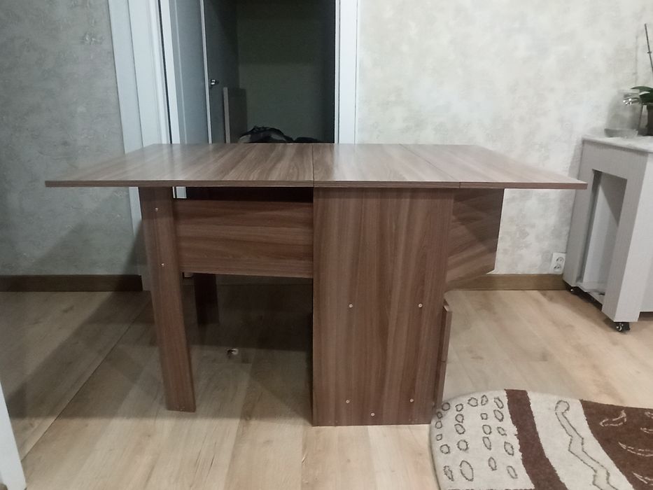 Продаю стол книжка