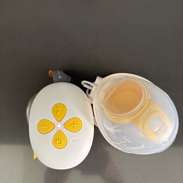Продавам електрическа помпа за кърма Medela Solo Hands-free