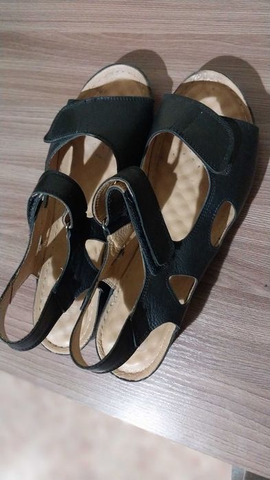 Продам босоножки на танкетке