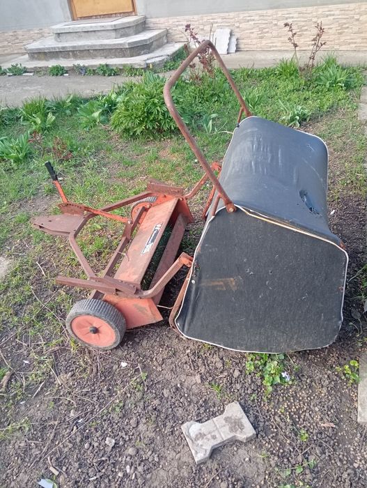 Dispozitiv de colectare iarba pentru tractoras