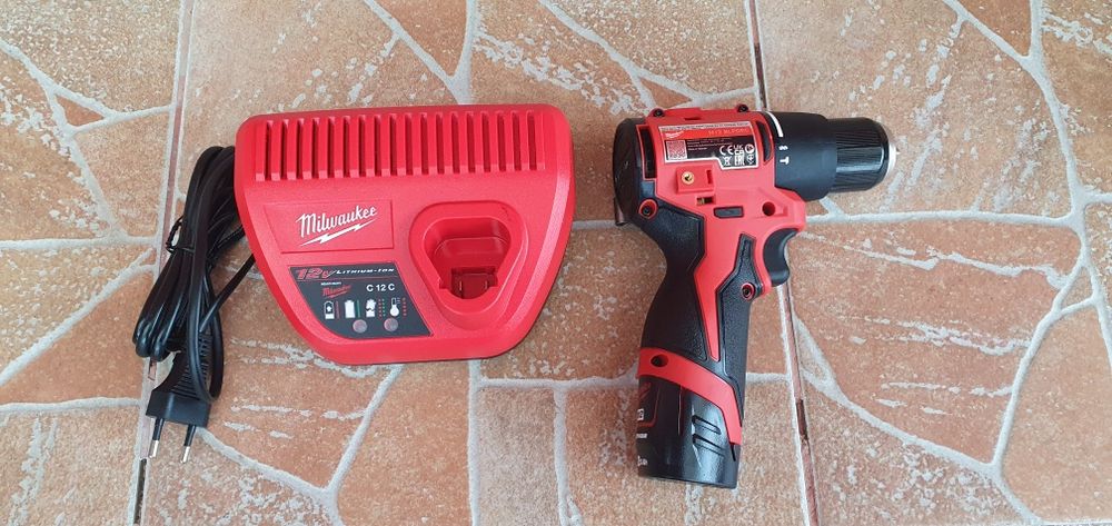 Masina de înșurubat și găurit milwaukee.