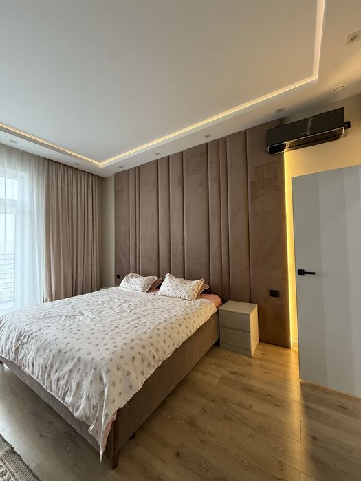 Кровать со стеновой панелью