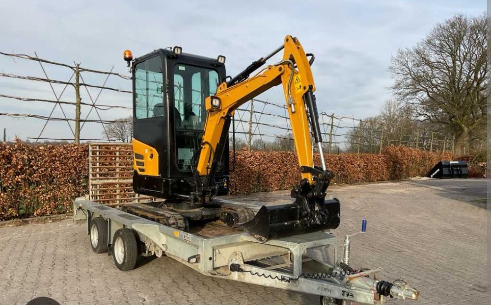 Cu 20 ani experiență și utilaj nou execut lucrari cu Miniexcavatorul