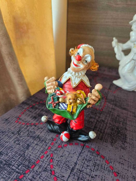Фигурки на клоуни изработени от полирезин.