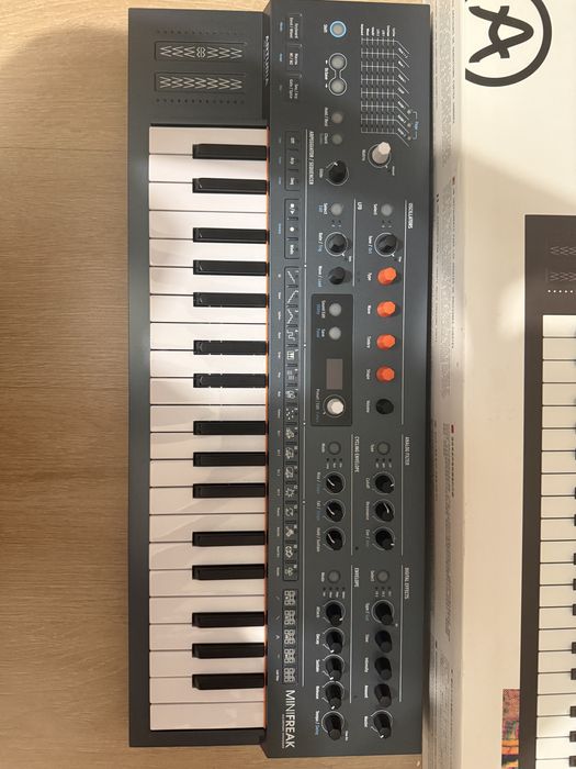 Хибриден аналог-дигитал синтезатор Arturia Minifreak