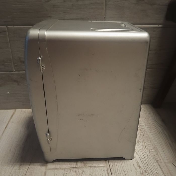 Мини хладилник на 12 и 220 волта