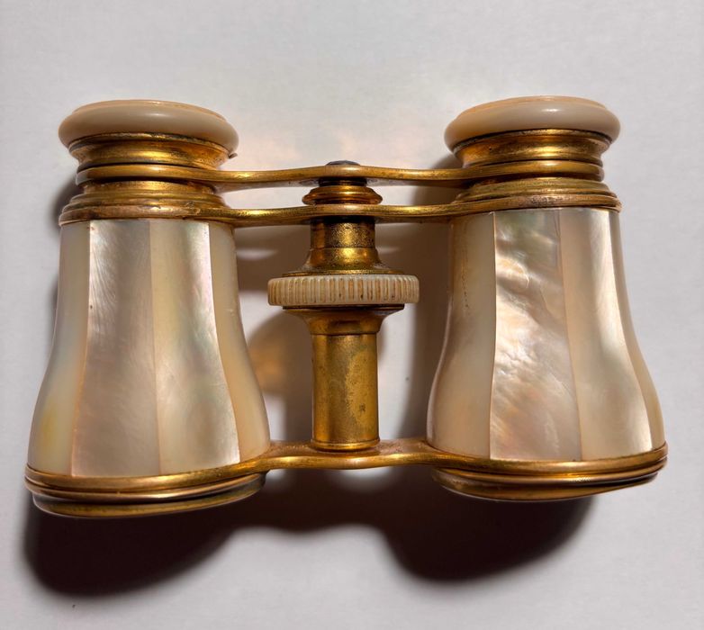 Binoclu antic din sidef si alama