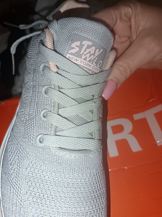 Продам кроссовки