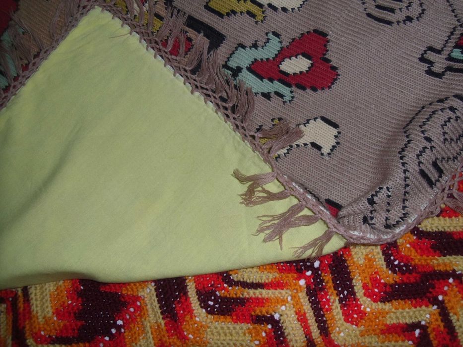 fata masa cu draperie cusute chelim