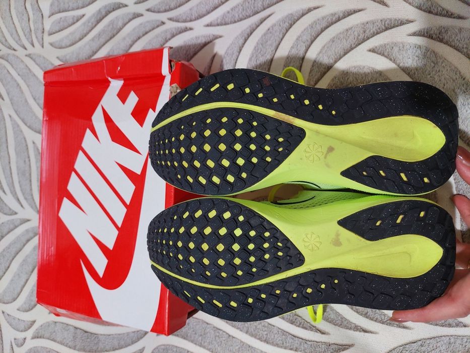 Продам беговые кроссовки Nike