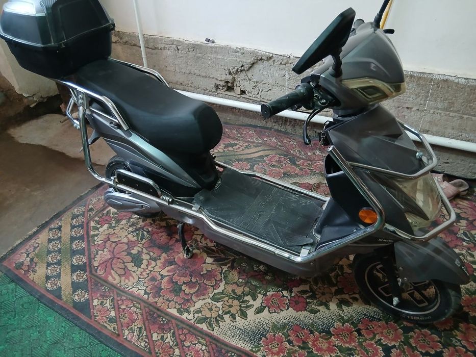 Skuter yangi akumuliyatori yani