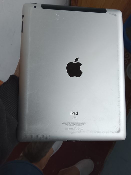 Айпад  планшет  можно ставить сим карту.