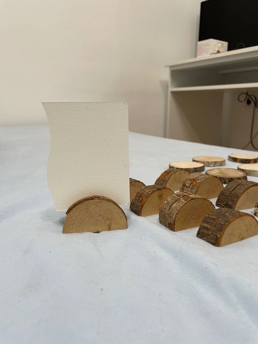 Vând 12 suporturi pentru numere masă și 12 suporturi lumânări