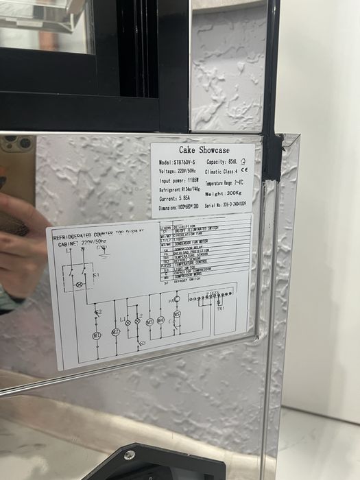 Продаю витринный холодильник