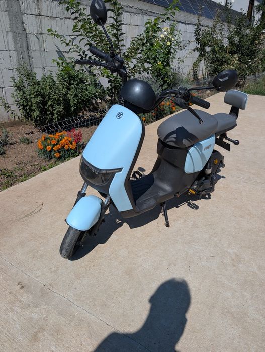 Scuter electric cu pedale