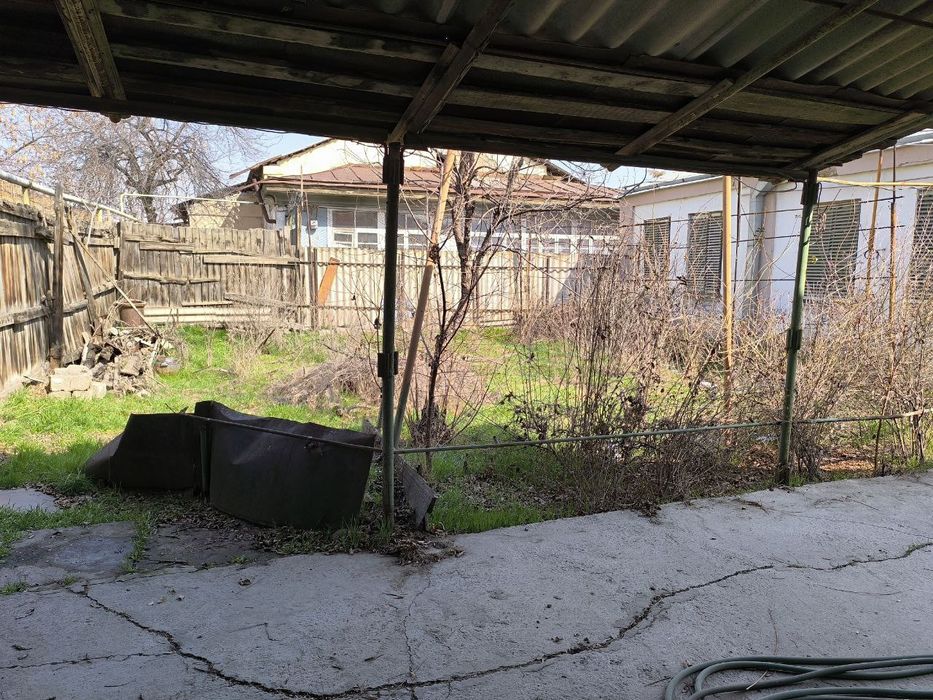 Продаю участок , под слом.