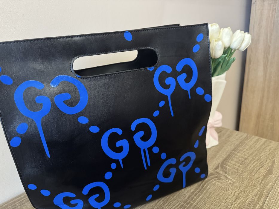 Черна дамска чанта със сини акценти