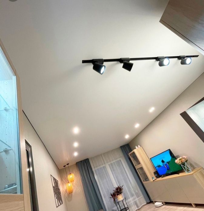 Натяжные потолки и услуги электрика