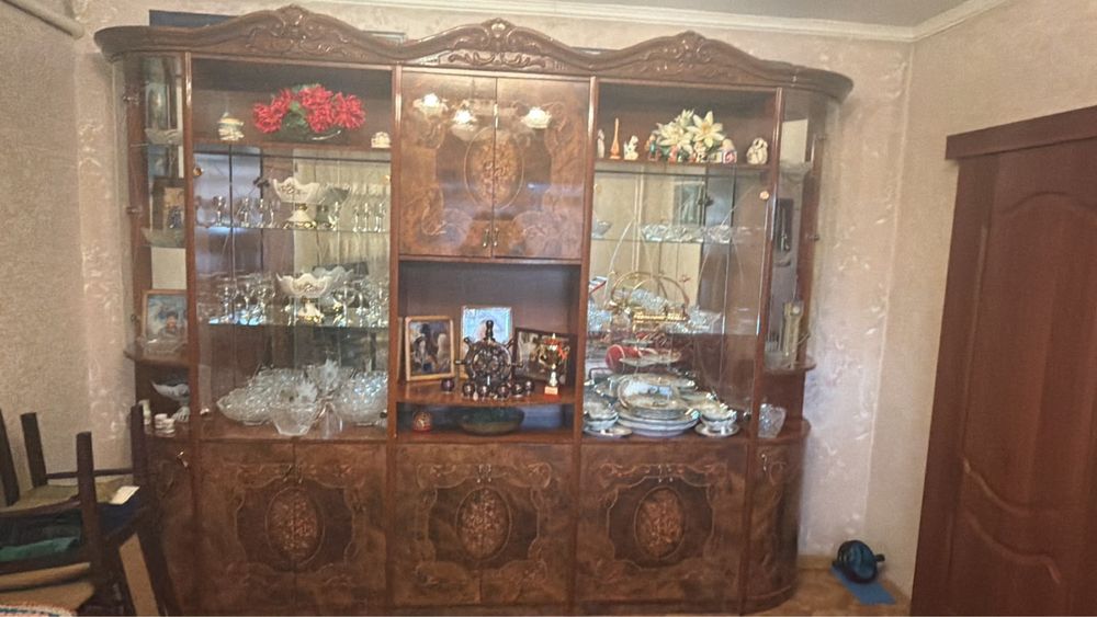 гостинный сервант