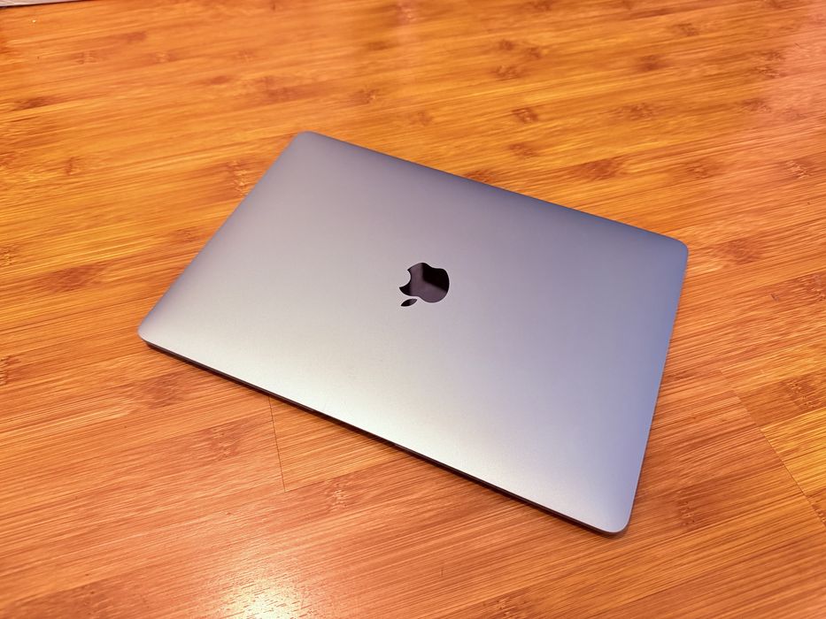 MacBook Air 2019 , i5, 8GB RAM  128GB Stocare