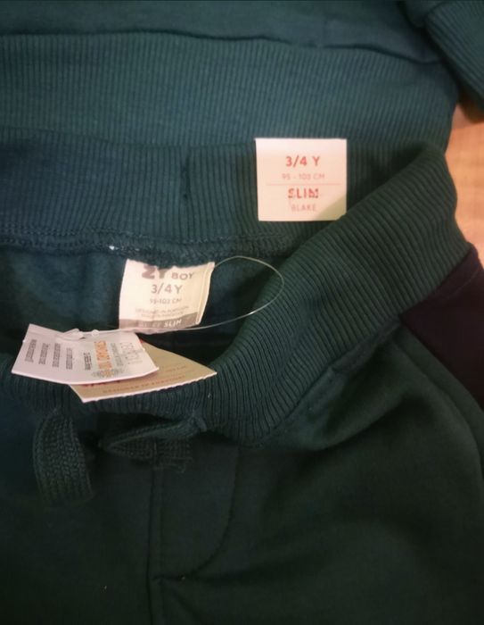 Costum băiat potrivit pentru 3-4 ani