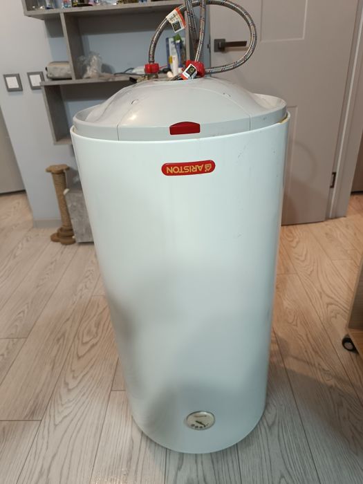 Бойлер Ariston на 100 литров Б/У,протекает