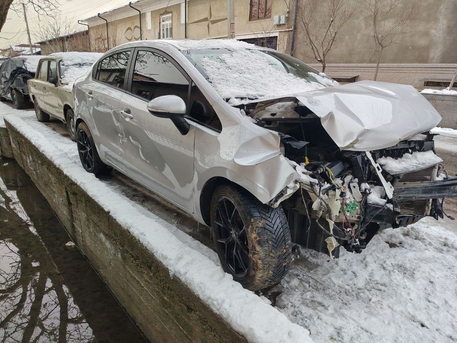 Avariniy Kia Riyo srochna sotiladi