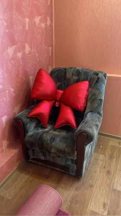 Отдам бесплатно диван с креслами !