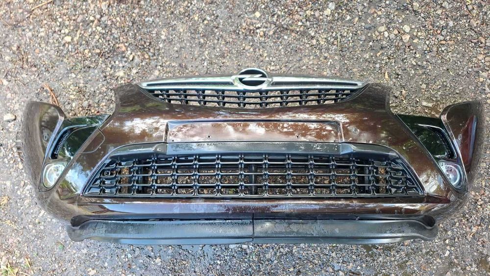 Продавам предна броня за Opel Zafira 2016 година.