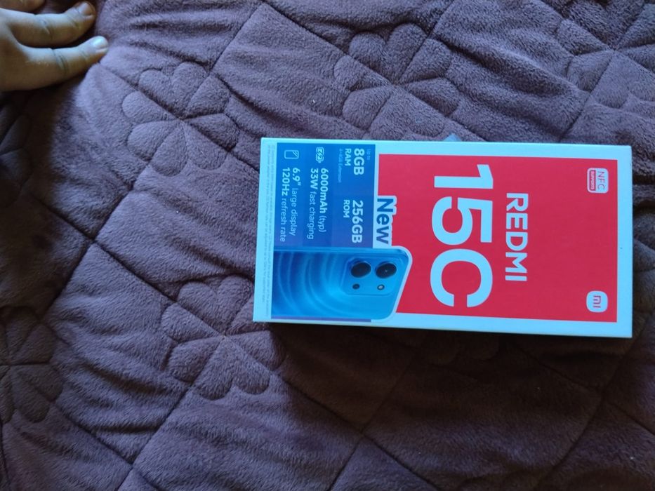Vând acest telefon Redmi 15C în stare foarte bună telefonul nu este folosit doar am desfăcut din cutie pentru poze telefonul este nou memorie de 256 G