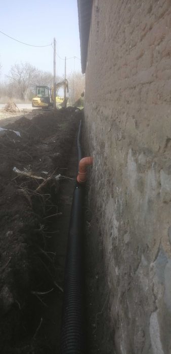 Услуги със багер, хидравличен чук, тристранен самосвал и пътна помощ.