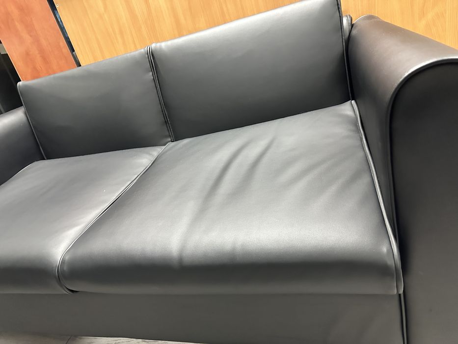 Офисная мебель: руководительский стол, диванкресла, шкафы, холодильник