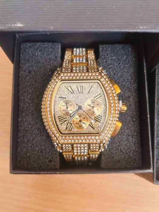 Мъжки часовник нов в кутия